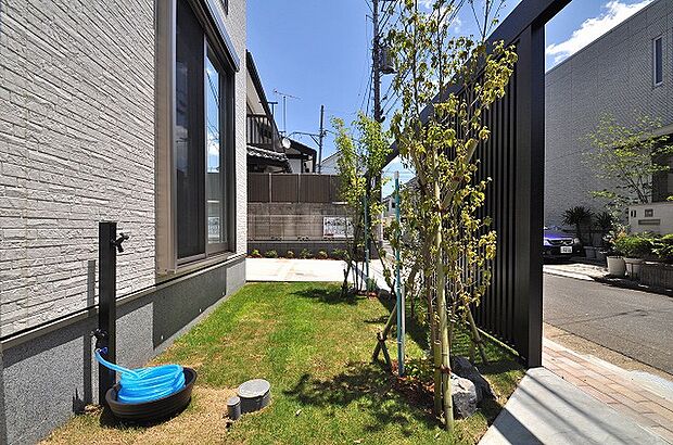 【お庭】リビング前にはお庭を設けました。