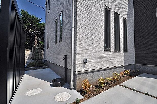 【自転車置き場、EV用充電設備】自転車置き場、電気自動車用の充電設備付きです。