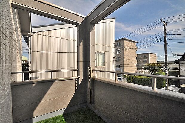 【バルコニー】主寝室から出入りできる南向きバルコニーは陽当たり良好で、お布団や洗濯物も気持ちよく乾きます。毎日の家事が快適に、心地よい光が差し込むスペースです。