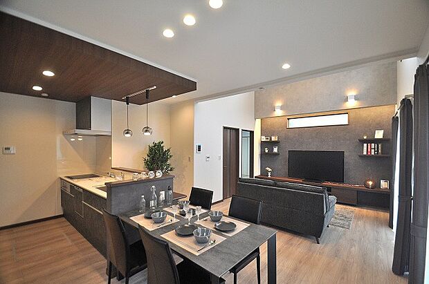 【リビング】リビングダイニングには床暖房を設置。リビング横には和室6帖の続き間となっておりお子様のお昼寝やキッズスペースとして活用いただけます。