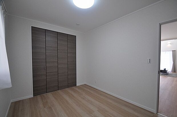 【1F洋室】クローゼット付きで片づけがしやすく、勉強机やベッドを置いてもお部屋が散らかりません。お子様の成長に合わせて学習や遊びのスペースとしても安心して使えるお部屋です。