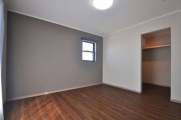 【2F主寝室】2F主寝室8帖
ゆったりとした広さに2面採光の明るさが心地よい主寝室。大きなベッドを置いても余裕があり、クローゼットはご夫婦で使い分けができます。