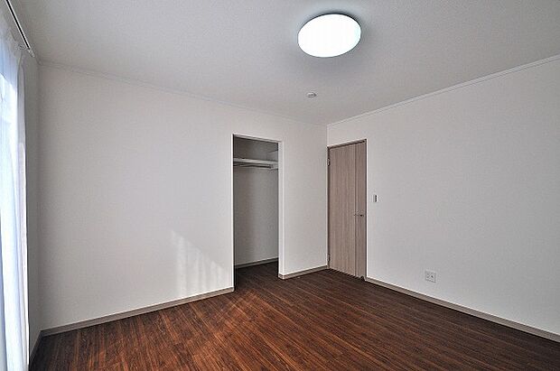 【2F洋室】2F洋室8帖
シングルベッドを置いてもクローゼットあるので部屋の片づけ場所に困りません。