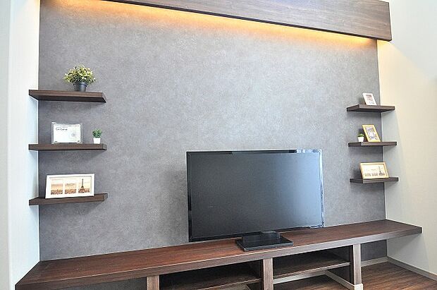 【TVボード】リビングの一面に設けたTVボードが、空間に上質な印象を添えます。ナチュラルな木目調の仕上げで、インテリアにも美しく調和。お気に入りの雑貨やグリーンを飾れば、上品で心地よいリビング時間を演出できます。