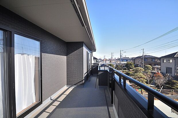 【バルコニー】主寝室、洋室から出入りできる南向きバルコニーは陽当たり良好で、お布団や洗濯物も気持ちよく乾きます。毎日の家事が快適に、心地よい光が差し込むスペースです。