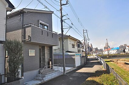 前面道路含む現地外観写真