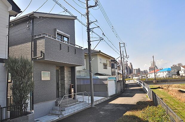 【前面道路含む現地外観写真】前面道路含む現地外観写真