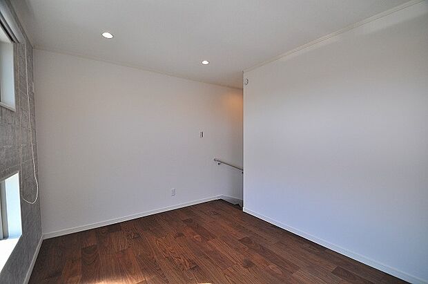 【2Fロフト】2F洋室のロフト6帖
洋室から階段で上がるロフトスペースは、もう1部屋としても活用できる多用途空間。趣味のスペースやお子様の隠れ家にしたりと、自由な発想でお楽しみいただけます。