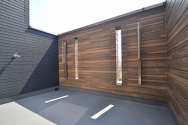 【バルコニー】主寝室から出入りできる南面バルコニー。陽当たりの良い空間で洗濯物もよく乾きます。お掃除に便利な水栓付きで、日々の家事も快適に行えます。