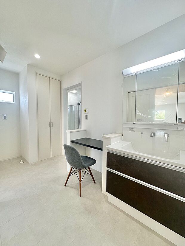 【弊社施工事例】洗面室
キッチンとダイニングから２WAYでアクセスできる回遊動線になっています。カウンター付き（OP)だから、洗濯物を畳んだら、スムーズにリネン庫に収納できて、家事効率UP！