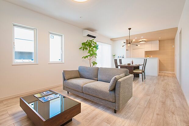 家族の憩いのLDKは、たっぷりの陽の光を取り込むプランニング。家族の会話がこだまする広く開放的な空間に。（弊社施工事例）