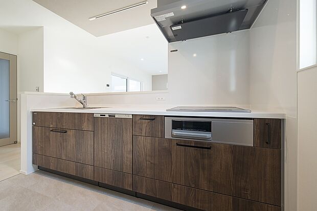 システムキッチンは食器洗浄乾燥機付きでお手入れもしやすいのが魅力です♪