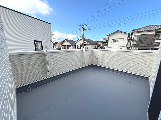 【バルコニー】奥行きのあるバルコニーだから、洗濯物やお布団もゆったり干せ、ご夫婦や親子でバラエティ豊かな過ごし方まで叶います。