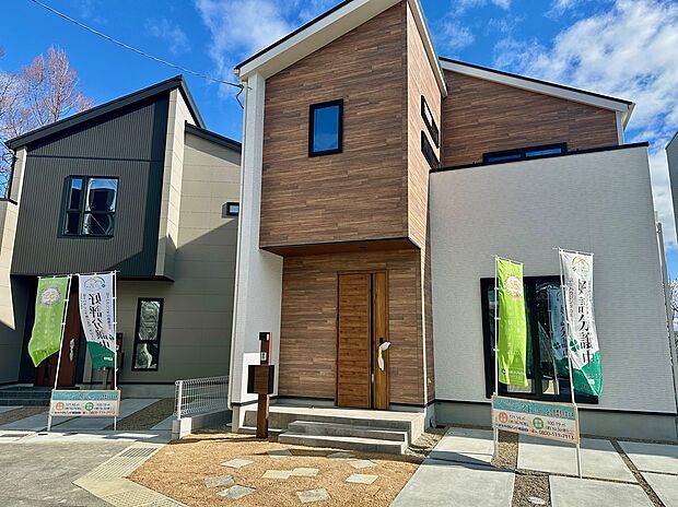 【分譲地街並み完成予想図】景観を統一しながらも1邸1邸異なる表情が出せる、セミオーダースタイルでの建て方が出来ます。内装や設備仕様もお好きな色に変更可能で、建売住宅と注文住宅のいいとこどりが可能!