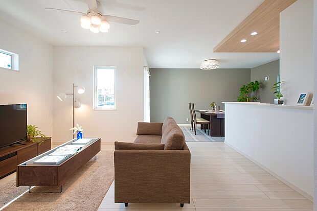 【LDK】リビングとダイニングがゆるやかに区切られているから、使い分けしやすい間取りになっています。(26号地)