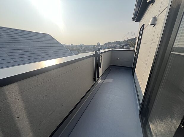 【バルコニー】2階リビングに面したバルコニーは日当たり抜群♪水栓つきなので、その場で靴を洗って干すなど、お洗濯動線もGOOD♪