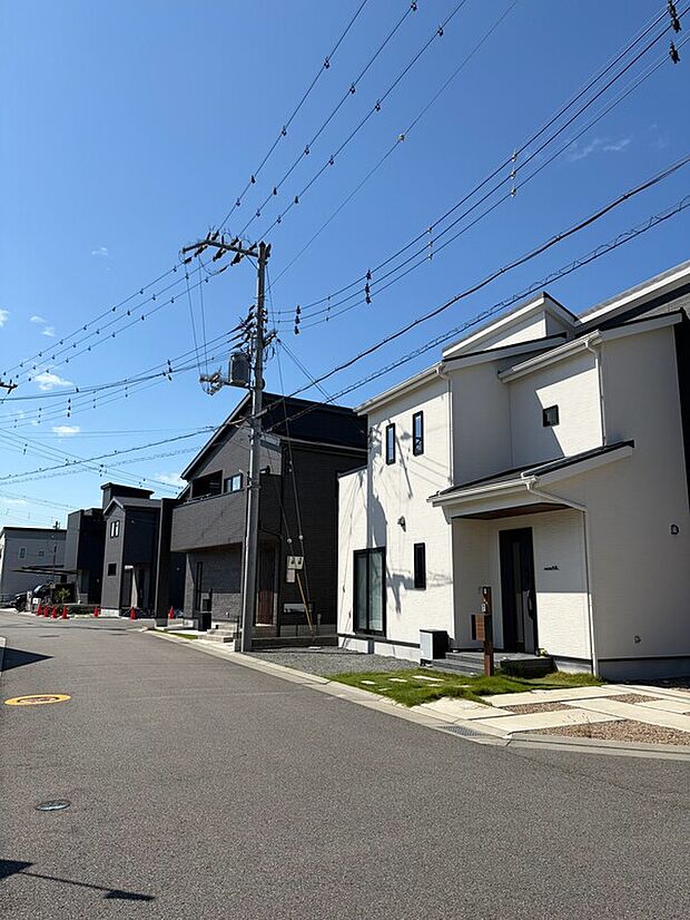 【街並み】外構にもこだわった美しい街並み。分譲地内道路幅6.0mとゆとりがあり、子育てにも最適です。