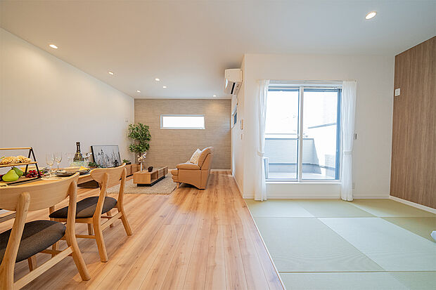 【テラスとひと続きになった広く明るいLDK】家族がいつも集まるリビングスペースにはひと続きになったテラスが気持ちいい風を通してくれます。