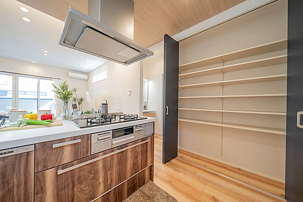 【大型パントリー】パントリーはもはや標準装備!食料品やキッチン廻りのストックはまるっと収納できます!