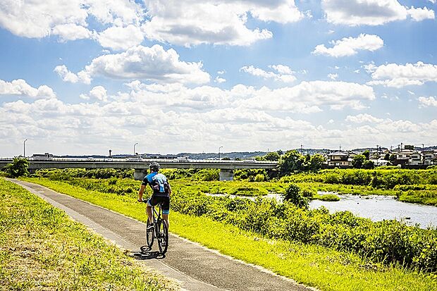 多摩川　ランニング&サイクリングスポット［現地より約560～600m］福生市では、水辺の遊びを支える地域連携体制の構築や、
自然環境あふれる安全な水辺の創出を目的にイベントを実施。