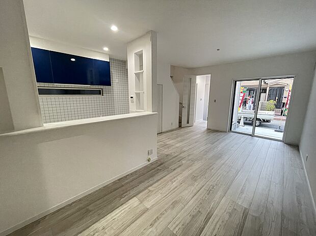 玄関を入りリビングを通って2階にいく間取りです。帰宅時や就寝時に家族が顔を合わせてが挨拶がしやすい工夫をしています。