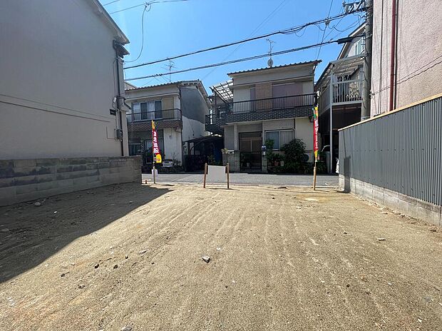 【現地写真】
全居室2面以上採光・収納付きの住まい。1階と3階の廊下や洗面脱衣室にも物入が備わり、すっきりと片付く住まいです。