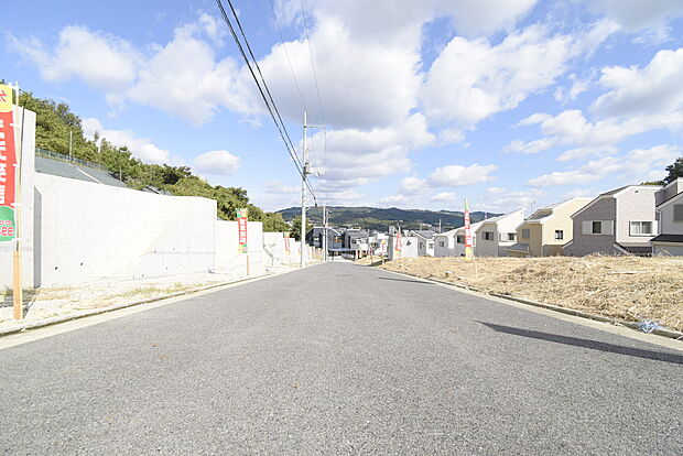 【【現地土地写真】】前面道路はゆったりとした広さがあり、車の入出庫もスムーズに行えます。車通りも比較的少なく、静かな環境でのびのびと暮らすことができます。