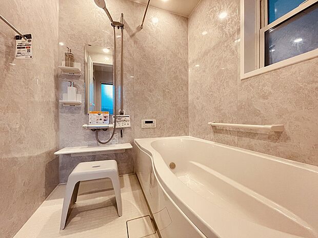 【浴室/9号地モデルハウス】足を伸ばしてリラックスできる、ゆったりサイズの浴室です。窓を設けることで、しっかりと風を通します。