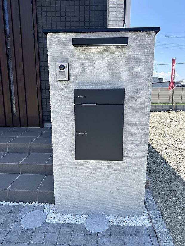 【9号地モデルハウス・機能門柱】すっきりとしたデザインがスタイリッシュな門柱です。
郵便ポストと宅配ボックス付きで、気軽にネットショッピングができそうです。