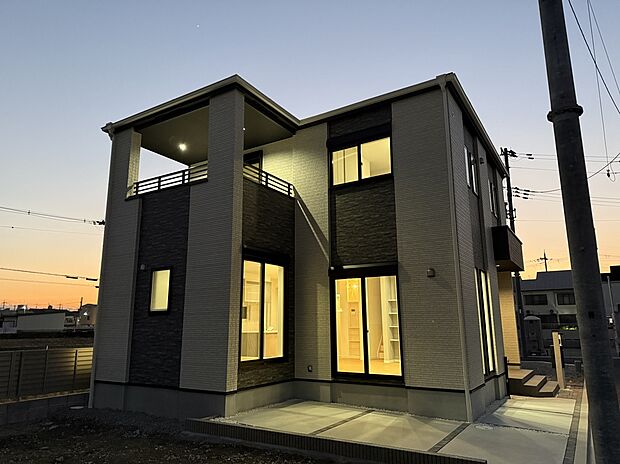 【9号地モデルハウス】高低差がほとんどなく、周囲に高い建物がないため、日当り、風通しがとても良いです。お天気の良い日と雨の日などにも、ぜひ現地をご確認くださいませ。