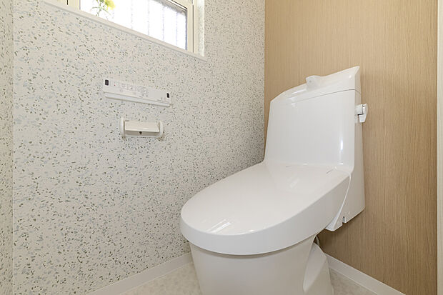 【9号地モデルハウス】【トイレ】
温水洗浄便座付きのトイレです。年間を通して、快適に使うことができます。トイレは1階と2階の2か所にあるので、朝の忙しい時間帯や来客時にも気兼ねなく使えます。