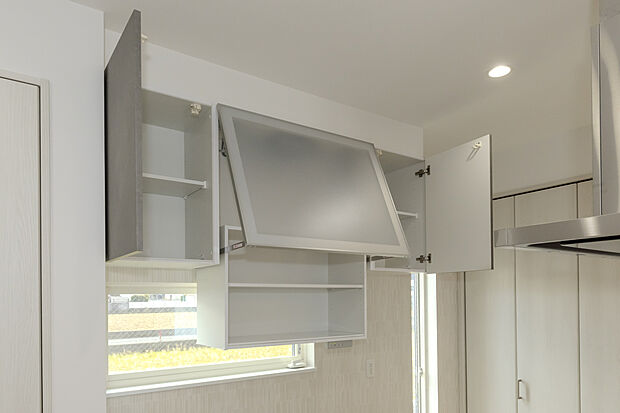 【【キッチン収納/施工例】】昇降式につき、手の届きやすい高さに棚をおろせて使い勝手◎収納を上手く活用し、散らかりがちなキッチンをすっきりと片付けられそうです。