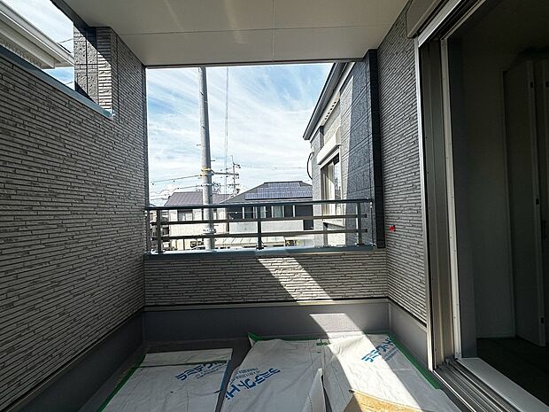 【【ベランダ】】約8帖洋室からアクセスできるベランダです。屋根が設けられているので、急な雨にも慌てることなく対応できます。