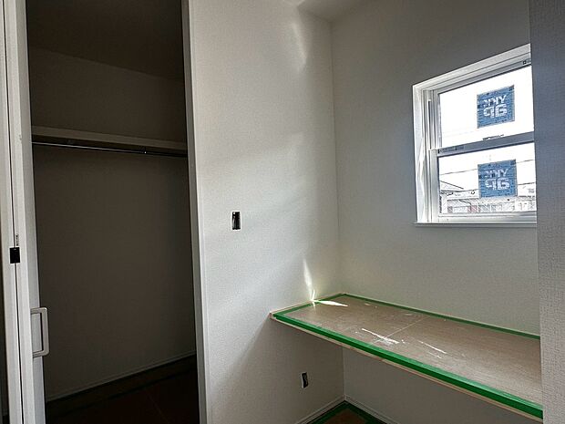 【【書斎】】約8帖洋室から繋がる書斎。在宅ワークや読書、勉強など多目的に活用できます。小窓から陽光が注ぎ、心地良い空間です。