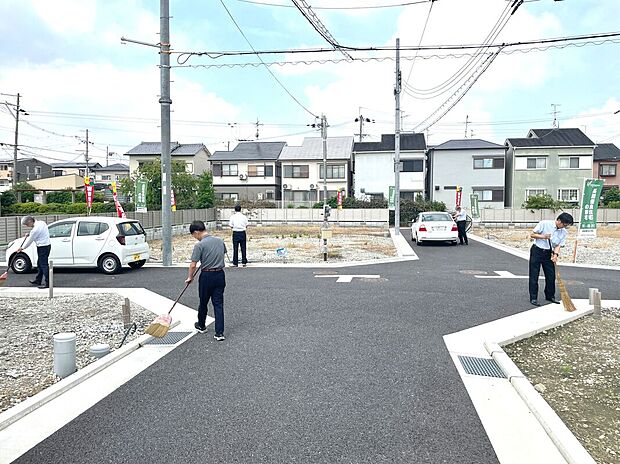 【【現場清掃風景】】毎週月曜日にスタッフで現場清掃活動を行っています。ご来場いただくお客様や近隣の皆さまに気持ちよくお過ごしいただけるよう、継続して取り組んでおります。※撮影時は曇天のため、一部画像処理を施しております。