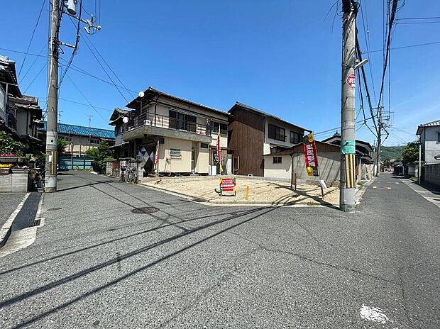 【【前面道路含む現地写真】】角地につき、お車の出し入れもスムーズに行えます。前面道路は比較的見通しの良い直線道路で、安全確認をしやすいです。