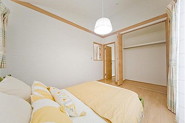 【【洋室/施工例】】大容量のクローゼットは、収納家具を置く必要がなく、出っ張りのないスッキリとした室内を維持できます。