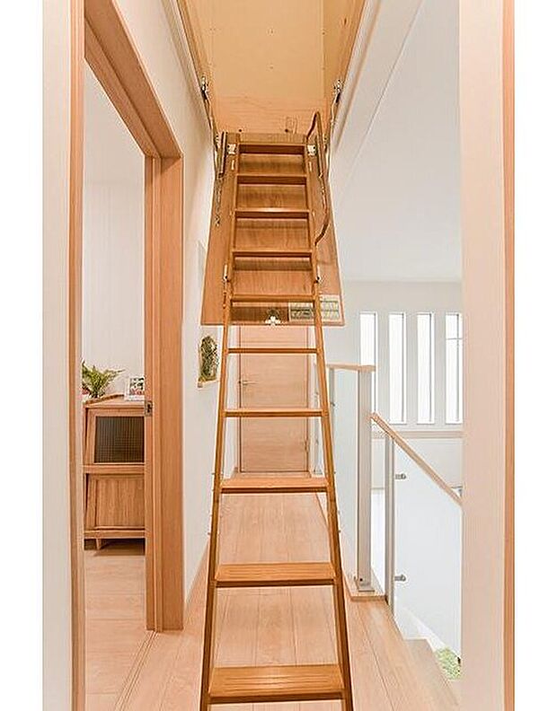 【【屋根裏収納/施工例】】2階廊下の可動式はしごより、屋根裏収納へ上がれます。日頃出番の少ないお荷物がすっきりと片付き、広い室内を余すところなくお使いいただけます。