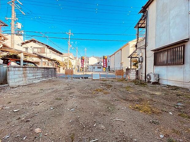 【【現地写真】】整った形状の敷地ですので、19帖超のLDK+全居室6帖以上と、ゆとりの室内を実現可能。駐車場は1台分確保できます(車種による)。