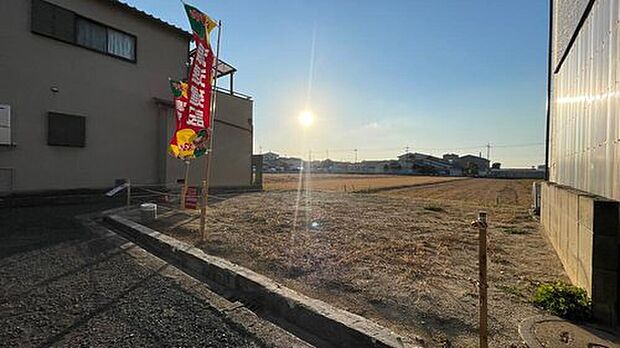 【【現地写真】】南側は、隣の建物まで少し離れているので圧迫感がなく、より開放感があります。ぜひ現地にて周辺環境含めご見学くださいませ。