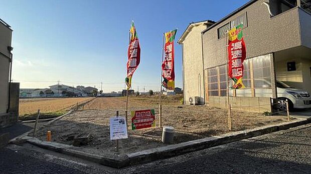 【【現地写真】】西側隣地は現況では建物がありません♪陽当り・風通し良好で、両面道路のような、たいへん開放感のある現地です。