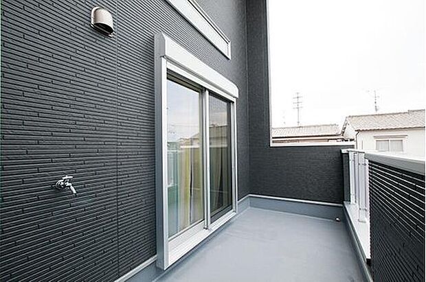 【【ベランダ/施工例】】3階には大きなベランダを配置。洗濯物や布団干しはもちろん、ティータイムや天体観測も楽しめます。