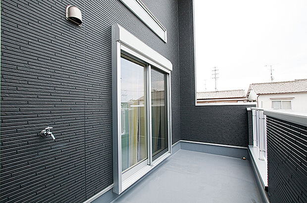 【 【ベランダ/施工例】】家事の合間や在宅ワークなどの際にも、気軽にリフレッシュできそうです。