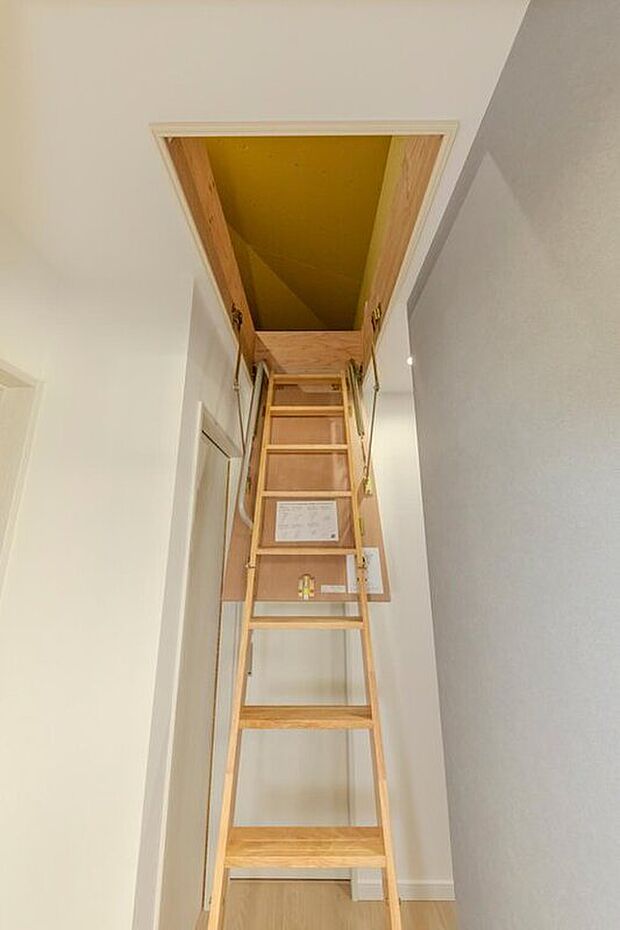 【【屋根裏収納/施工例】】2階廊下の可動式はしごより、屋根裏収納へ上がれます。日頃出番の少ないお荷物がすっきりと片付き、広い室内を余すところなくお使いいただけます。