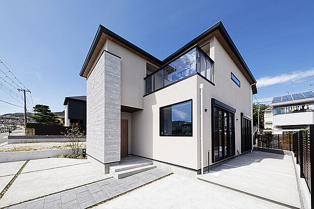 【弊社施工例／外観写真】
清潔感溢れるさわやかな外観。KANJUの自由設計で、こだわりを反映した理想の住まいづくりが可能です。