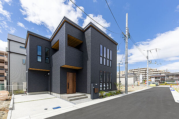 【弊施工例外観写真】
モダンなデザインで洗練された印象の外観。KANJUの自由設計なら、こだわりを詰め込んだマイホームが叶います！