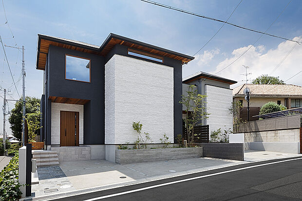 【弊社施工例／外観写真】
想いをかたちに、自由設計で理想の住まいを実現。屋根や玄関など細部にまでこだわれる、あなただけの住まいづくり。ご家族の夢を詰め込んだマイホームをKANJUで是非。