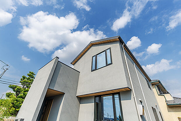 【【近くで最終公開中のモデルハウス外観写真】】分譲地近くで最終公開している、青空との調和が美しいグレーのオシャレなモデルハウス。南向きの窓からは家中に光が広がり爽快な邸宅に。