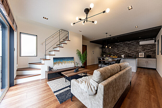 【【近くで公開中のモデルハウス／LDK】】木目の温もりとあたたかい陽光が調和したLDK。アイアンを要所に使うことで、メリハリを演出しました。