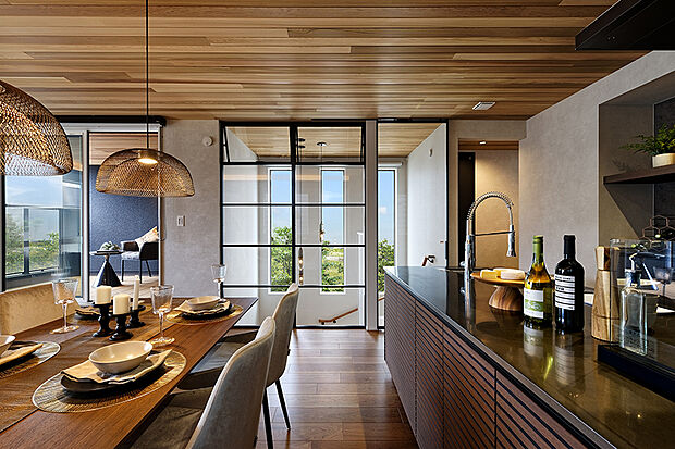 【【弊社施工例／DK】】随所に木のぬくもり感じるダイニングは、大きな窓を設けてさらに温かみ溢れる仕様に。バルコニーも併設されているので、外と中が繋がった爽快な空間の誕生です。